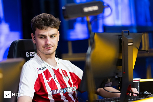 寻求赞助！ Uzi ：有没有人可以赞助我们的GM团队？我们只需要几百名玩家